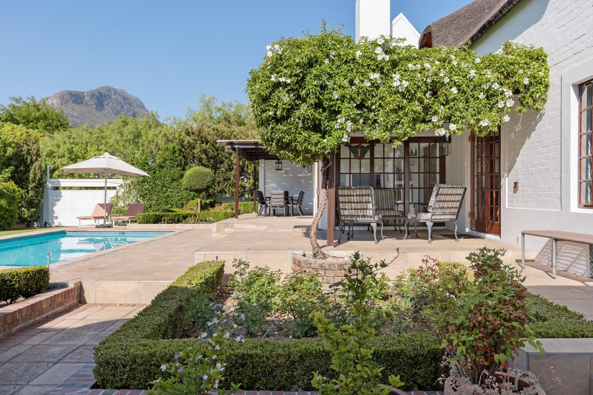 Die Rietdak - Reetdachhaus Mit Vier Schlafzimmern Cape Town Exterior photo