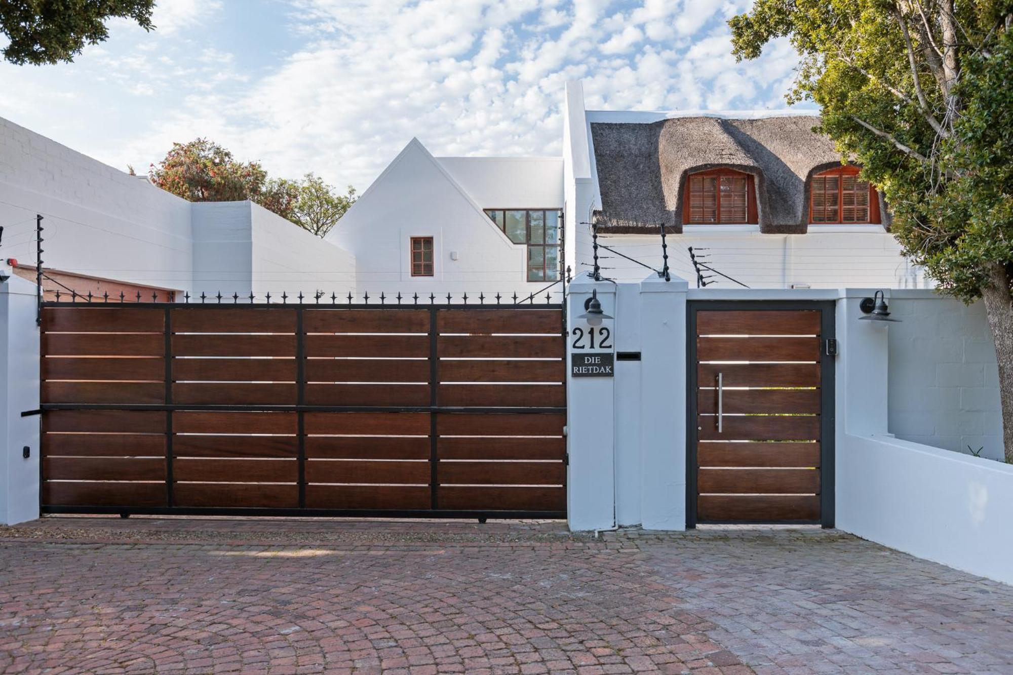 Die Rietdak - Reetdachhaus Mit Vier Schlafzimmern Cape Town Exterior photo