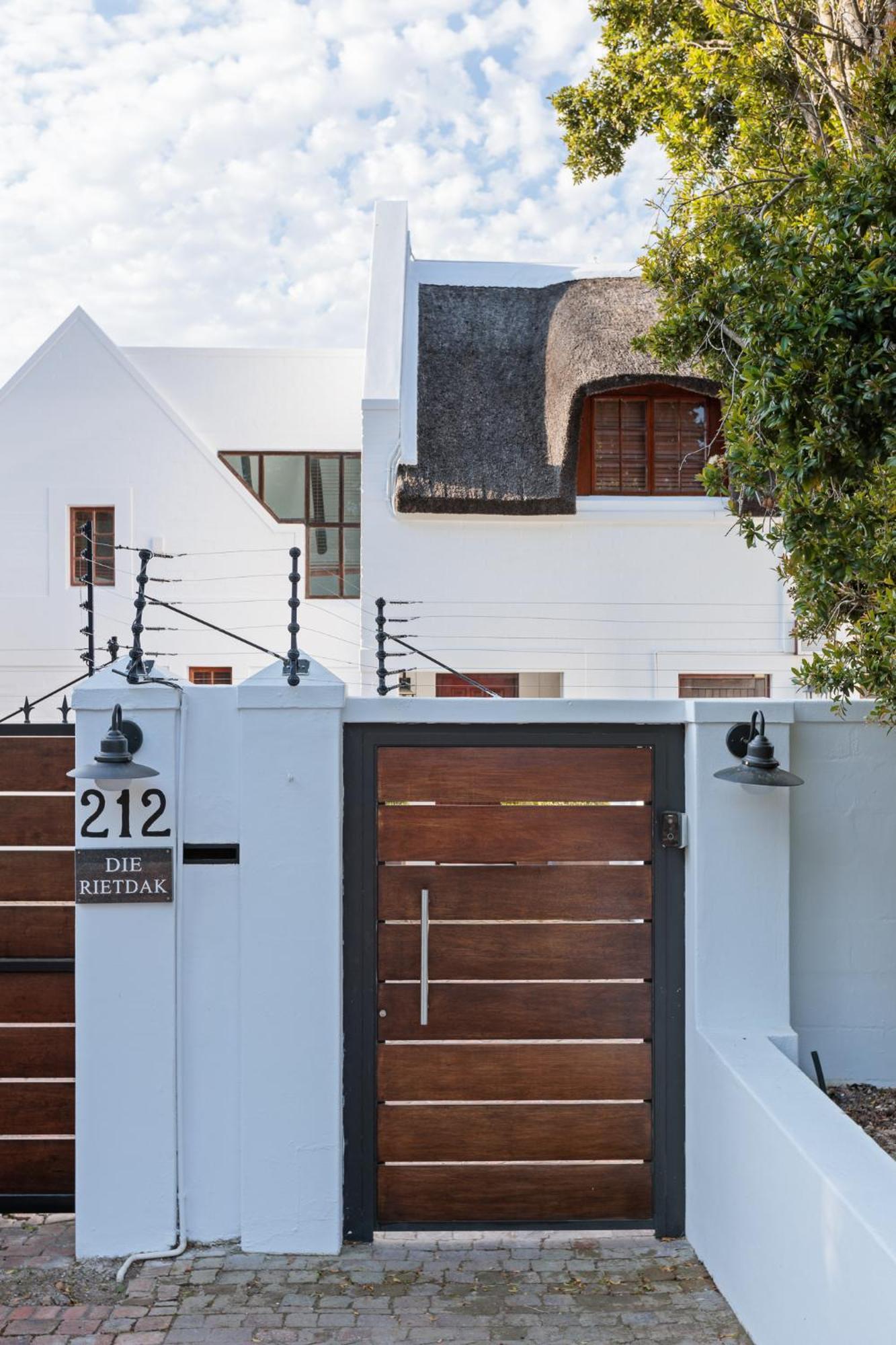 Die Rietdak - Reetdachhaus Mit Vier Schlafzimmern Cape Town Exterior photo