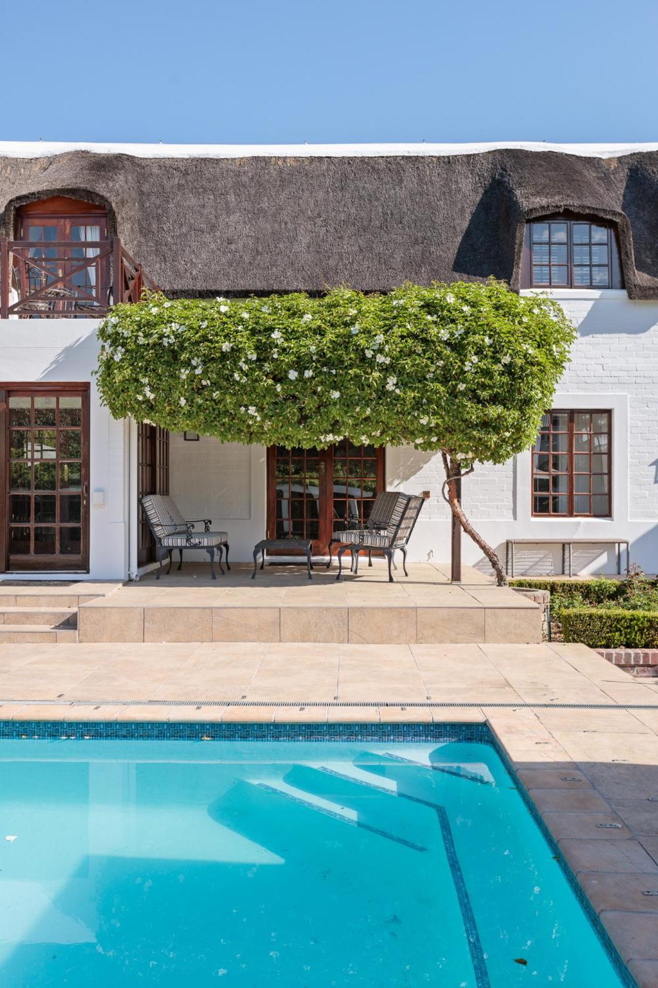 Die Rietdak - Reetdachhaus Mit Vier Schlafzimmern Cape Town Exterior photo